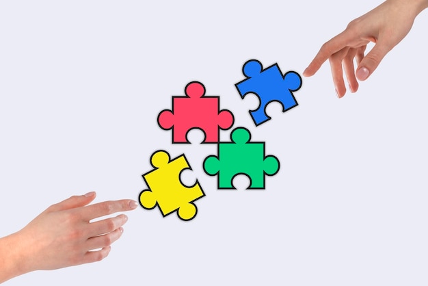 Mains mettant des pièces de puzzle colorées ensemble Concept de travail d'équipe de coopération de partenariat Trouver une solution à partir d'une situation difficile