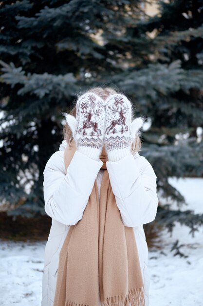 Mains en mitaines tricotées. Mode de vie d'hiver. Porter des vêtements chauds élégants. Femme, chaud, vêtements