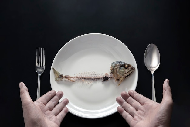 Les Mains Montrent Des Arêtes De Poisson à Manger