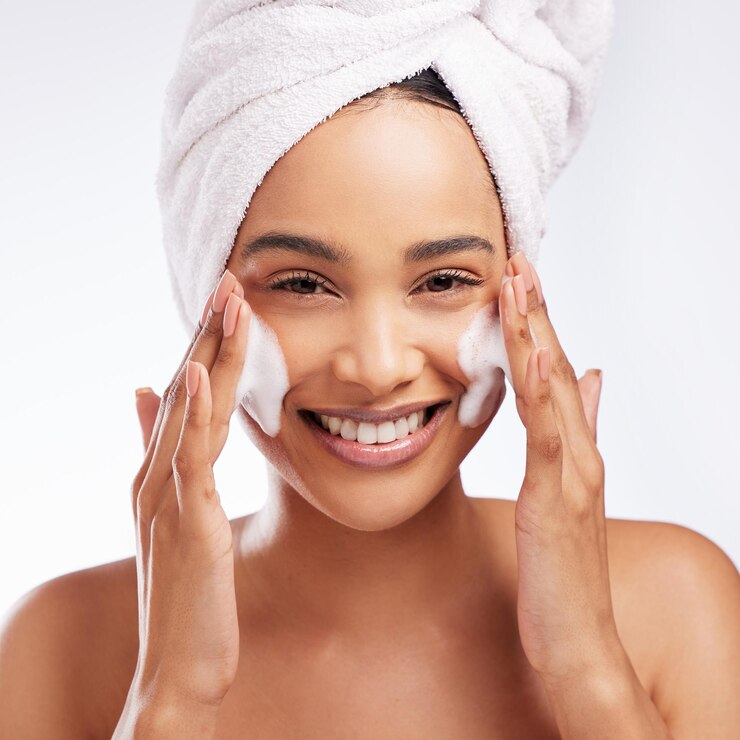Photo mains en mousse et portrait de femme en studio avec soin de la peau pour l'éclat naturel cosmétique ou le traitement sur fond blanc taule corps et modèle nettoyage du visage pour la dermatologie de bien-être ou la routine matinale