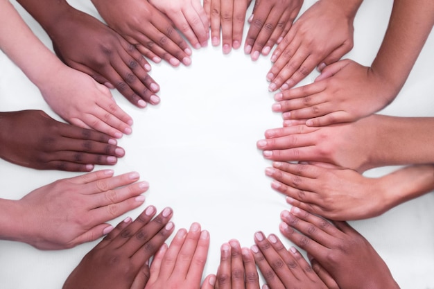 Photo mains multiculturelles sur fond blanc en forme de coeur