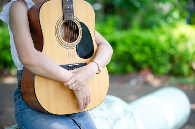 Mains de musicien et guitares acoustiques, instruments de musique avec un très bon son