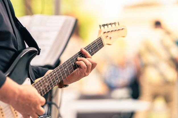 Mains d'un musicien jouant de la guitare électrique lors d'un concert en direct