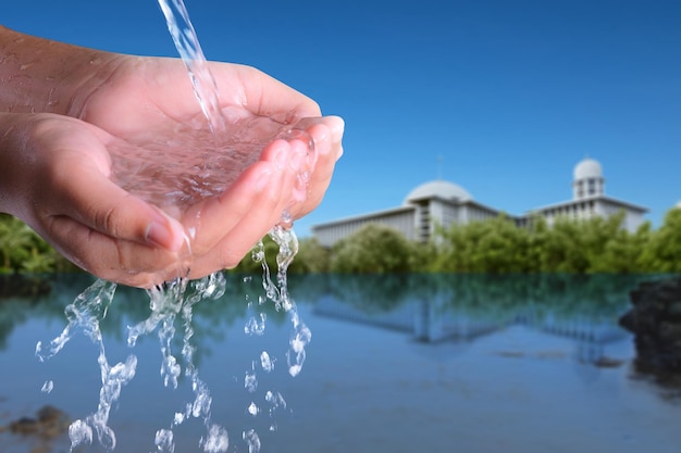 Mains musulmanes prenant l'ablution avant de prier