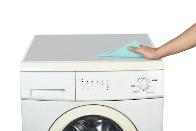 Mains nettoyant la machine à laver avec un gant de toilette