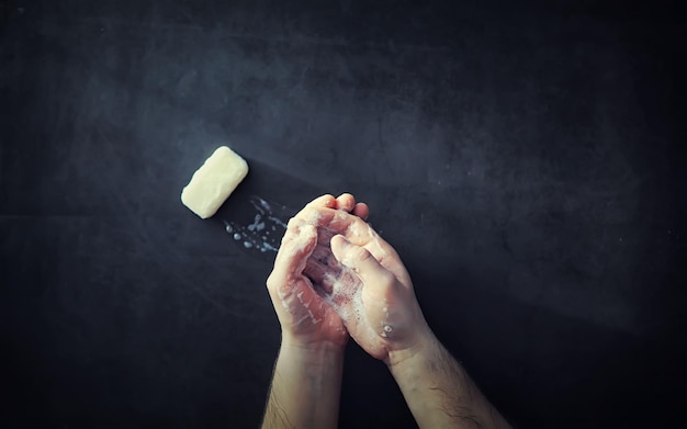 Mains nues en mousse et savon Hygiène des mains Se laver les mains Désinfection au savon protection contre les virus