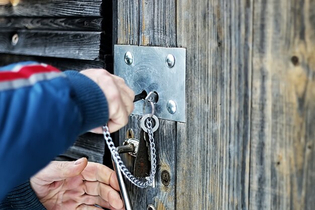 Les mains ouvrent un cadenas