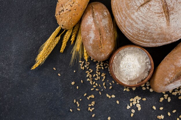 Mains de pain avec du blé et de la farine