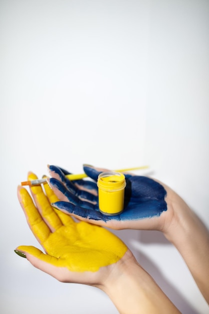 Mains peintes aux couleurs du drapeau ukrainien sur fond blanc pas de guerre