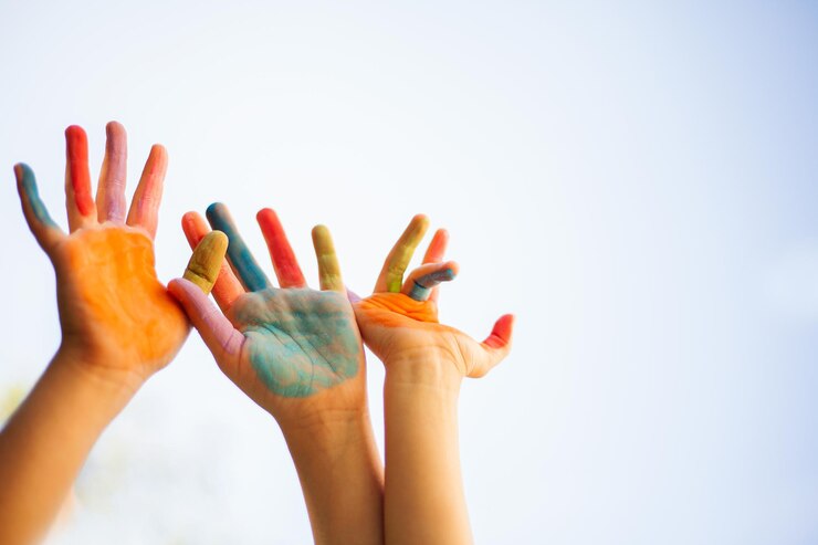 Photo les mains peintes des enfants le concept des enfants heureux