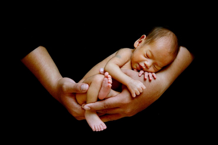 Photo les mains d'un père