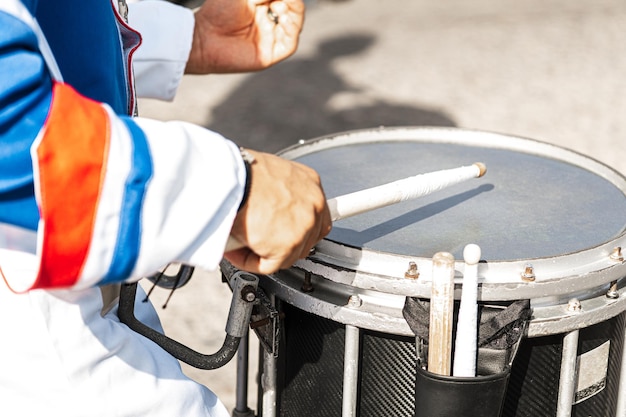 Mains d'une personne jouant du tambour avec des baguettes