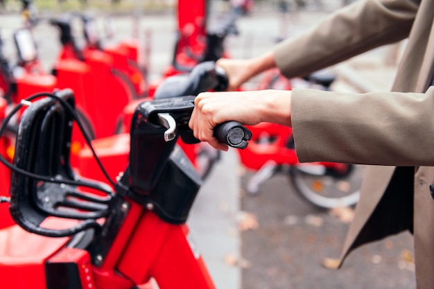 Mains d'une personne méconnaissable prenant un vélo