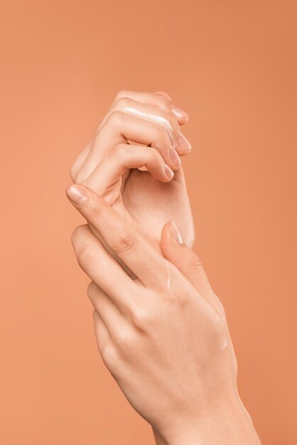 Photo les mains d'une personne sont représentées se tenant l'une l'autre avec leurs doigts.