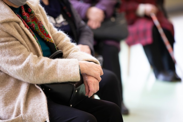 Les mains des personnes âgées.