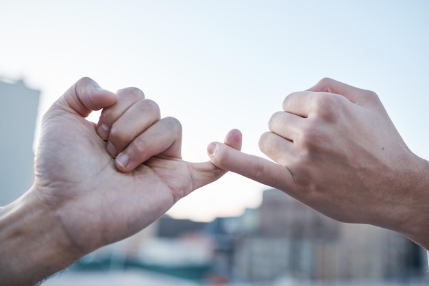 Mains petit doigt et promesse de confiance et de soutien pour la coopération solidaire et de traiter sur la maquette de l'espace extérieur collaboration d'équipe et les gens avec l'engagement lien et la garantie de l'accord