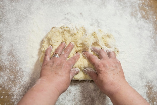 Mains pétrissant la pâte pour les gnocchis