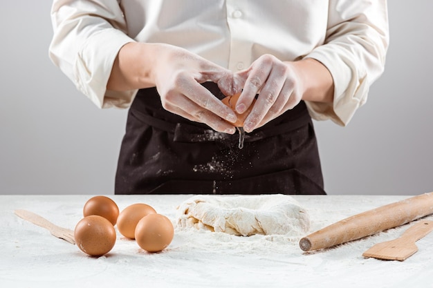 Mains pétrissant une pâte