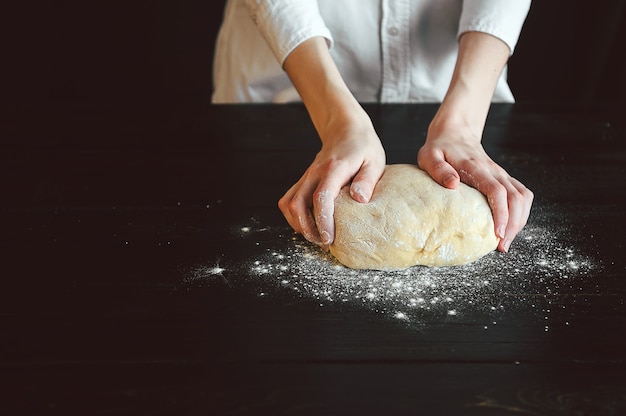 Les mains pétrissent la pâte