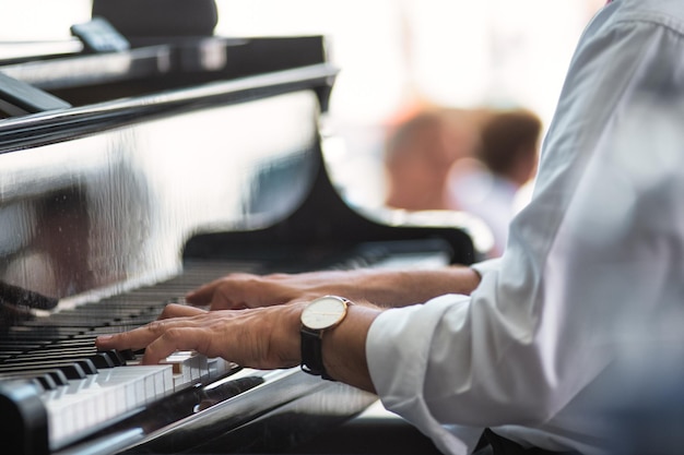 Les mains d'un pianiste sur le clavier