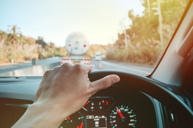 Photo mains de pilote tenant le volant