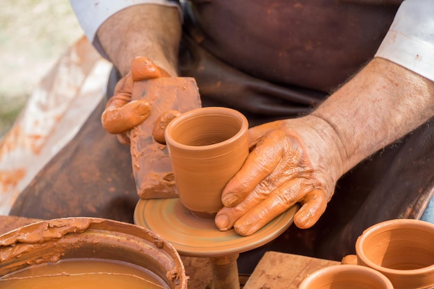 Les mains des potiers façonnent l'argile