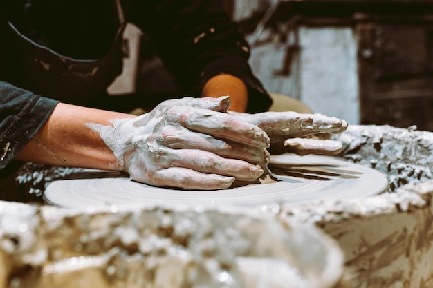 Les mains de Potter au travail