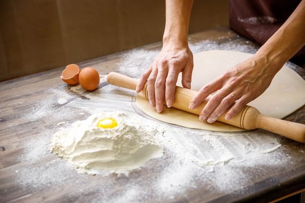 Mains Préparant La Pâte