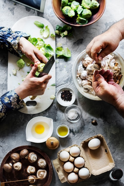 Les mains préparent les aliments crus pour la cuisson