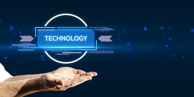 Des mains présentant un concept technologique sur un fond futuriste sombre