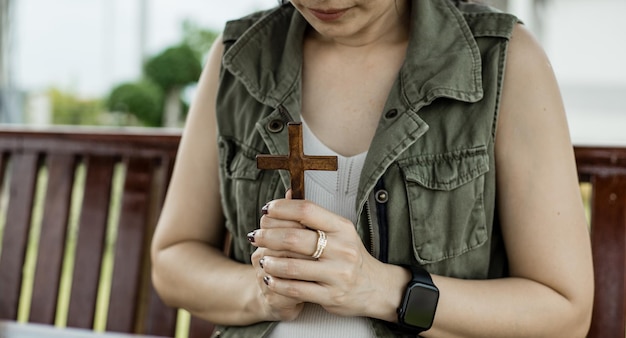 Les Mains Prient Avec Une Croix En Bois En Plein Air