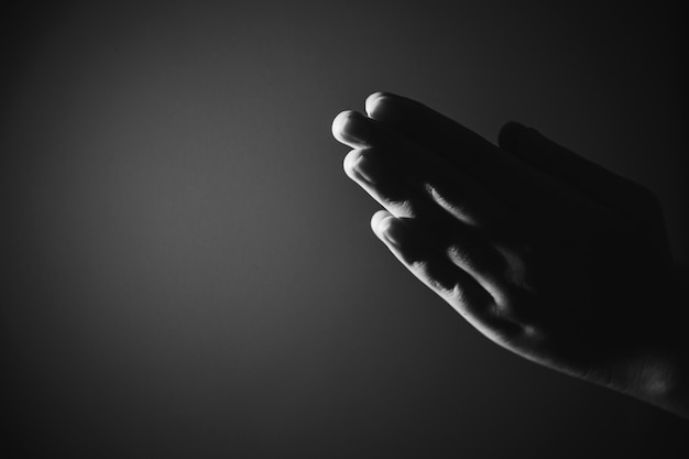 Photo mains de prière noires et blanches