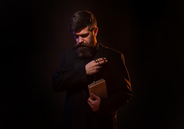 Mains en prière prêtre portrait d'homme pasteur homme en costume avec un pasteur de la bible ou prédicateur priant pri