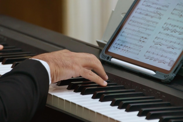 Photo des mains qui jouent du piano