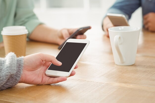 Mains recadrées à l&#39;aide de téléphones mobiles