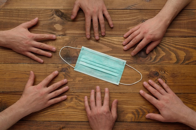 Les mains recherchent un masque médical.