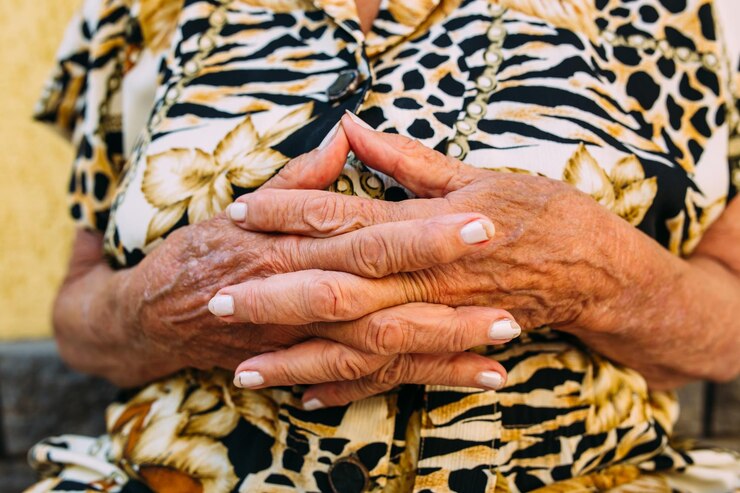 Photo les mains ridées d'une vieille femme