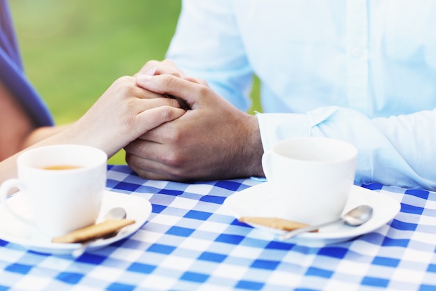 mains romantiques au café