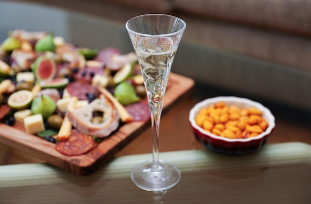 Les mains saisissent les verres pour porter un toast à la connexion de la célébration et à l'indulgence de la représentation de l'alcool et du champagne