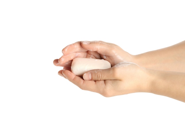 Mains savonneuses féminines avec du savon isolé sur blanc