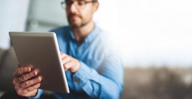 Mains tablette et dactylographie dans le salon en ligne et gros plan de l'homme d'affaires à la maison et à distance de travail salon numérique et scénariste avec une histoire à écrire dans l'appartement personne et créatif pour ebook