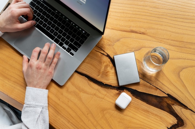 Photo mains tapant sur le clavier d'un ordinateur portable au bureau