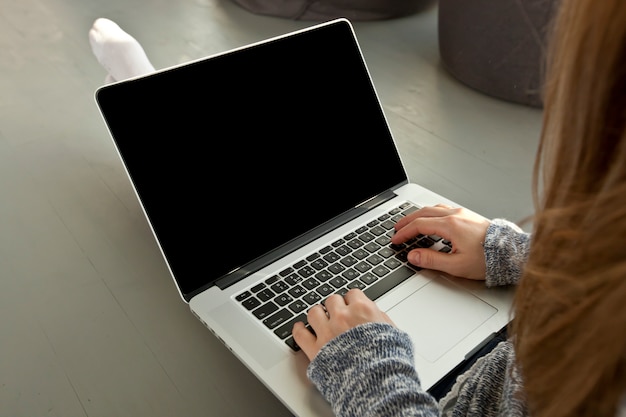 Mains tapant sur un clavier d'ordinateur portable