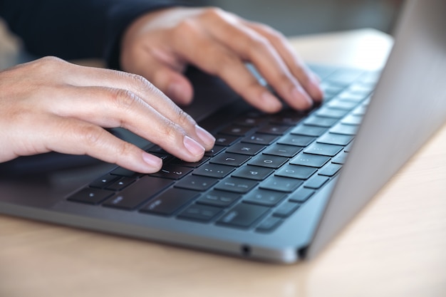 Mains tapant sur le clavier d'ordinateur portable