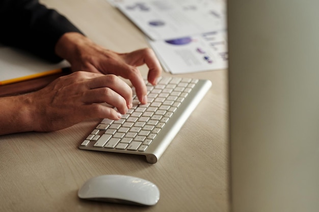 Mains tapant sur le clavier