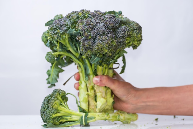 Mains avec un tas de brocoli légumes mode de vie sain vert