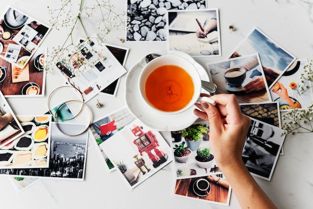 Mains avec tasse à thé et photo