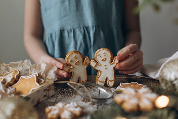 Mains tenant des biscuits de pain d'épice