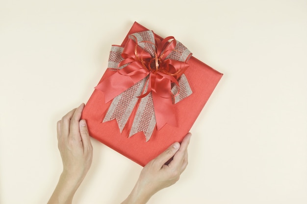 Mains tenant une boîte cadeau rouge Présent pour le concept d'anniversaire de la Saint-Valentin Noël Nouvel An