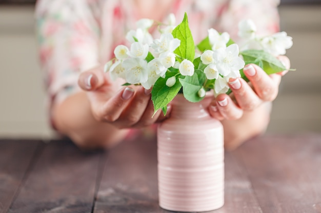 Mains tenant le bouquet de belles fleurs blanches